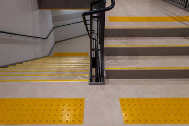 escalier antidérapant nez de marche personne mobilité réduite PMR accessibilité